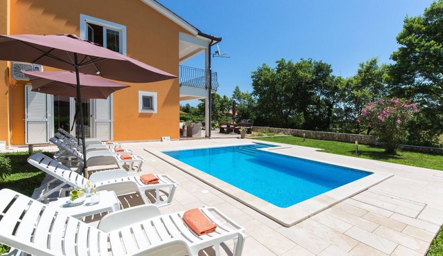 Beautiful pool Villa, 2.5 km from the sea, 920 m2 private surroundings,