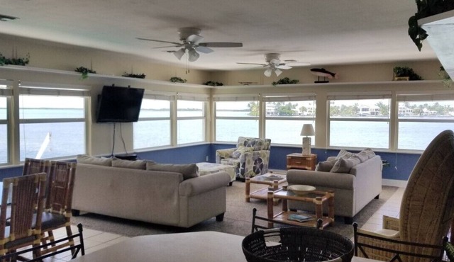 Beautiful POOL3/2 Sleeps 8. ALL ROOMS Waterfront