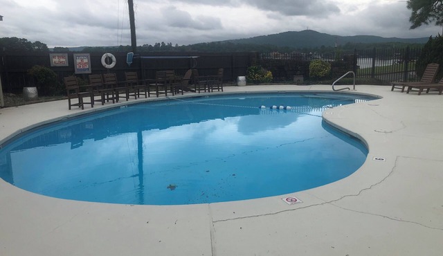 Beautiful Poolside Condo Located on Lake Hamilton