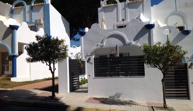 Beautiful Poolside Corner Villa Private Garden Walk to Beaches