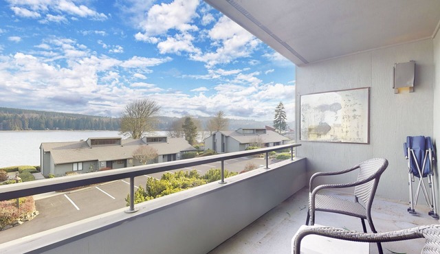 Beautiful Port Ludlow condo with views of the waterfront