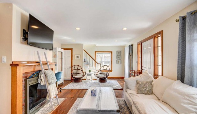 Beautiful Portsmouth Cottage By the Sea with Jacuzzi