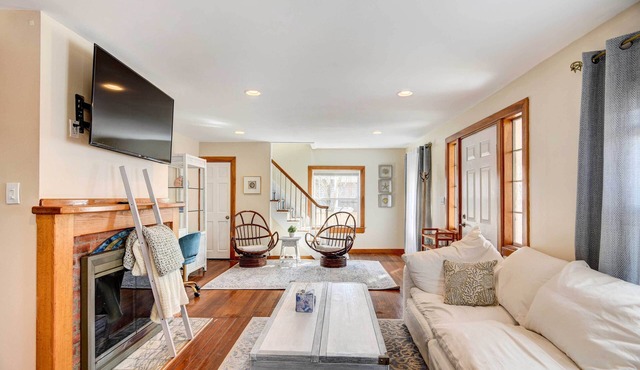 Beautiful Portsmouth Cottage By the Sea w/Jacuzzi