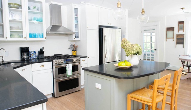 Beautiful Portsmouth Home: Water Views, Near Beach