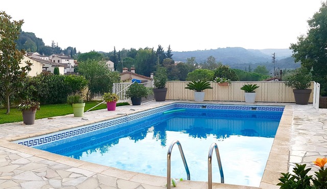 Beautiful Provencal villa of charm with beautiful views of village and castle