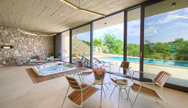 Beautiful private villa for 6 guests with private pool, WIFI, hot tub, A/C, TV and terrace