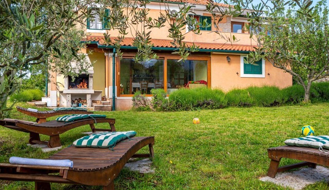 Beautiful private villa for 2 guests with A/C, WIFI, TV and terrace