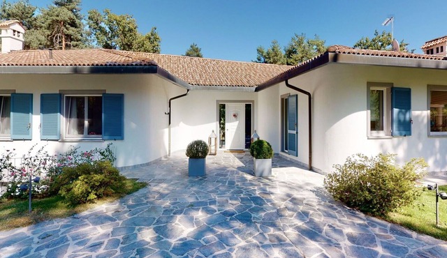 Beautiful private villa with WIFI, private pool, A/C, TV, patio, pets allowed and parking