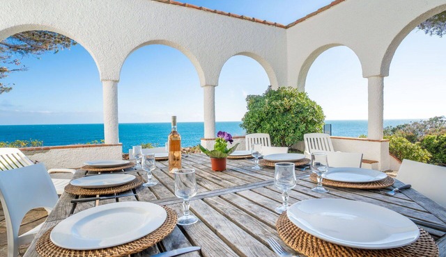 Beautiful private villa for 8 guests with A/C, WIFI, TV and terrace