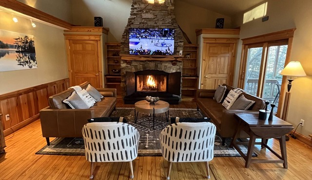 Beautiful Private Lakefront Oasis