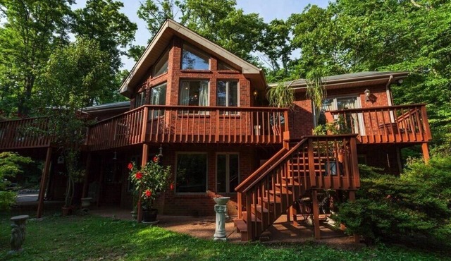 Beautiful private 2 bdrm apartment in a beautiful wooded setting