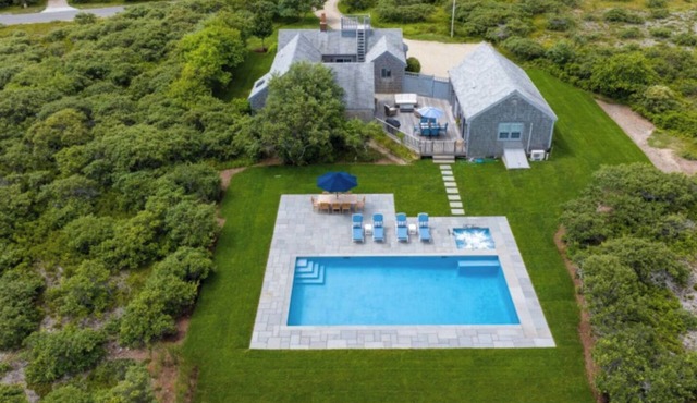 Beautiful private 4Bd/3Ba Home, Central A/C, Heated Pool, 1 mi from TN Beach!