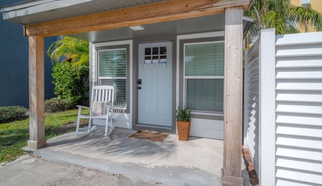 Beautiful Private Bungalow near Hyde Park!