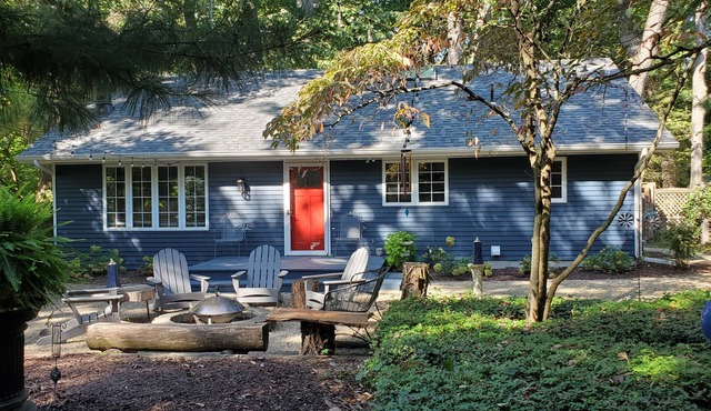 Beautiful Private Cottage, Sleeps 6, Walk to Beach