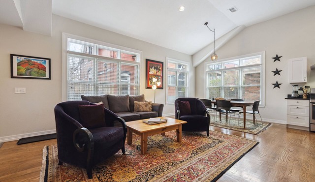 Beautiful Private Carriage House, Heart of Denver, Quiet Yet Close to Everything