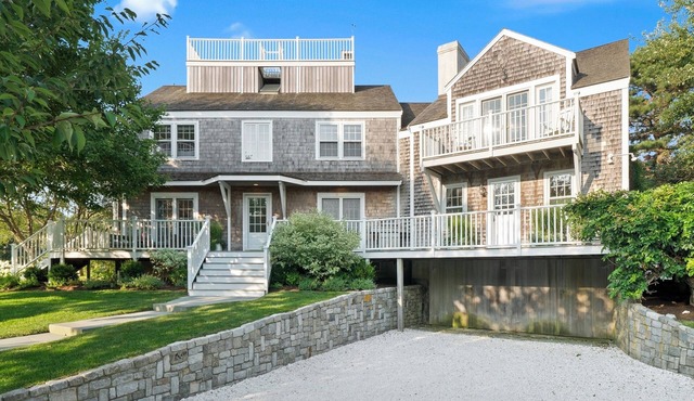 Beautiful private compound featuring a main house, guest house and a new pool