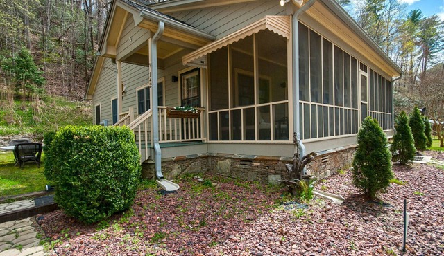 Beautiful private cottage on Eastatoee River