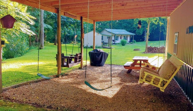 Beautiful private country setting, 4 miles to Little Patoka Boat Ramp.