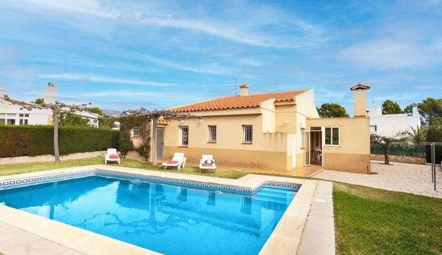 Beautiful private villa for 8 people with A/C, private pool, WIFI, TV, patio and pets allowed