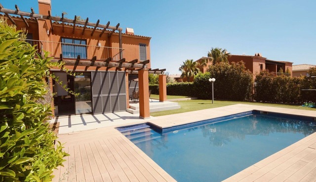 Beautiful private villa for 6 people with WIFI, A/C, private pool, TV, patio and parking