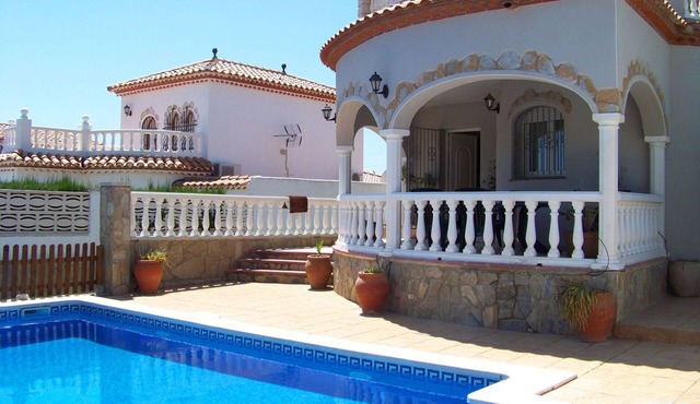 Beautiful private villa for 6 guests with A/C, WIFI, private pool, TV, patio and pets allowed