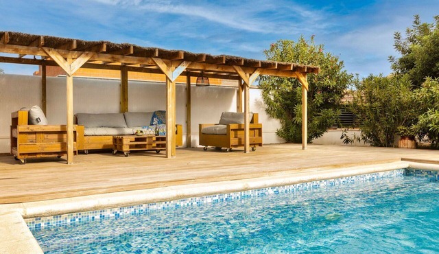 Beautiful private villa for 6 people with WIFI, A/C, private pool, TV and patio