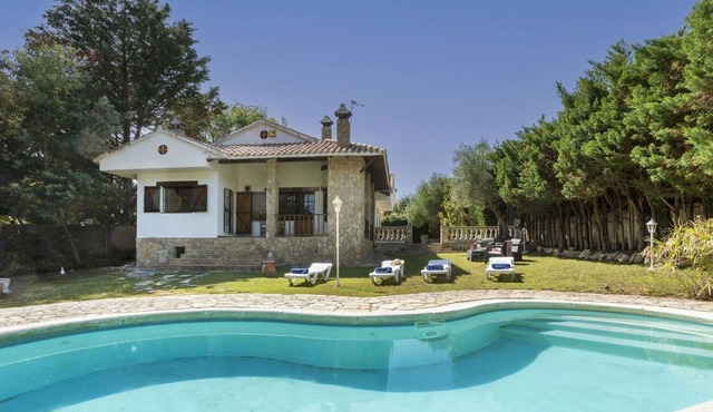 Beautiful private villa for 6 people with WIFI, private pool, A/C, TV, pets allowed and parking