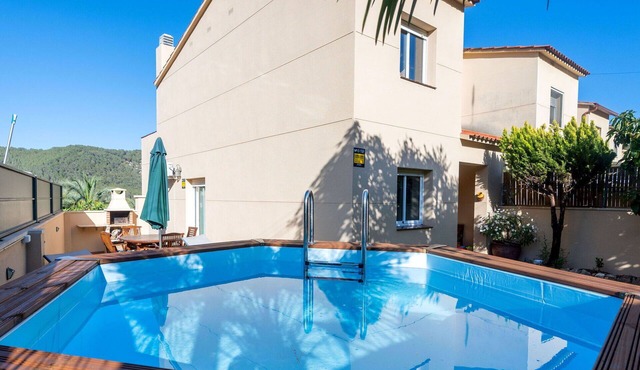 Beautiful private villa for 6 guests with private pool, WIFI, A/C, TV and patio