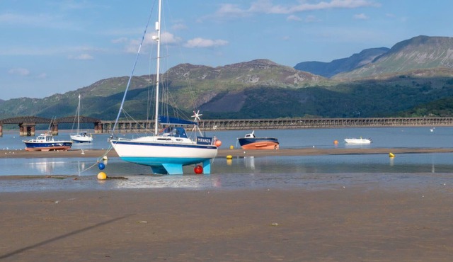 Beautiful private villa for 9 people with WIFI, TV, patio, pets allowed, panoramic view and park...