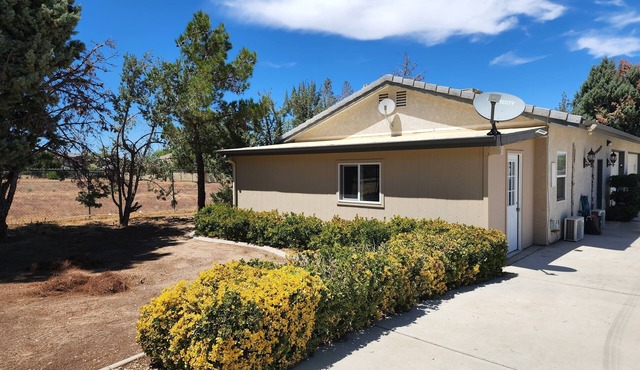 Beautiful Private Guesthouse right off Freeway w/Full Kitchen