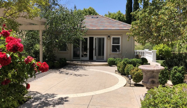 Beautiful private guesthouse in upscale neighborhood