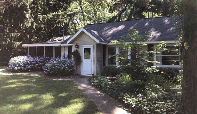 Beautiful Private Harbert Beach cottage well appointed on a quiet private lane