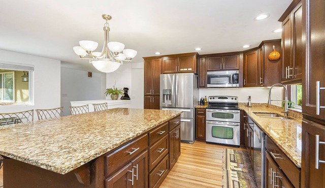 Beautiful private home 25 minutes from Seattle & close to Puget Sound Ferries.