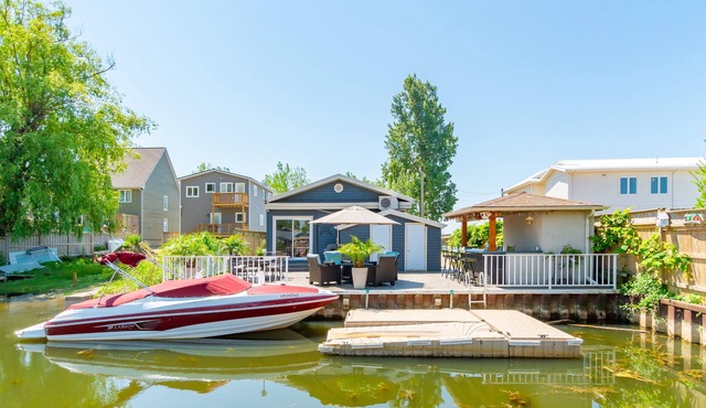 Beautiful Private Lane Getaway, backs directly onto the channel!