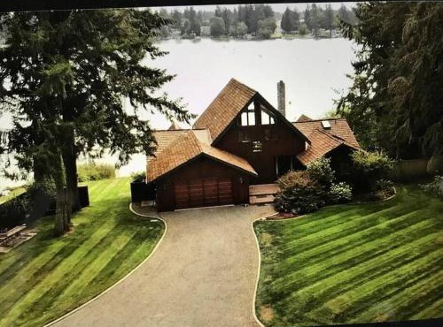 Beautiful Private Lake Lodge with Private Dock and Mountain Views