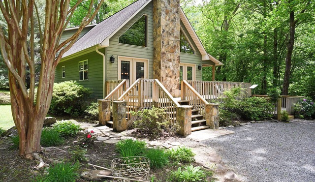 Beautiful Private Lodge located directly on Tusquittee Creek