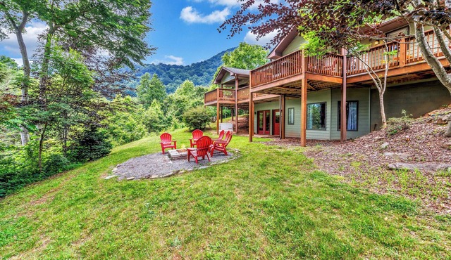 Beautiful Private Mountain Estate Close to Asheville w/Hot Tub & Sauna