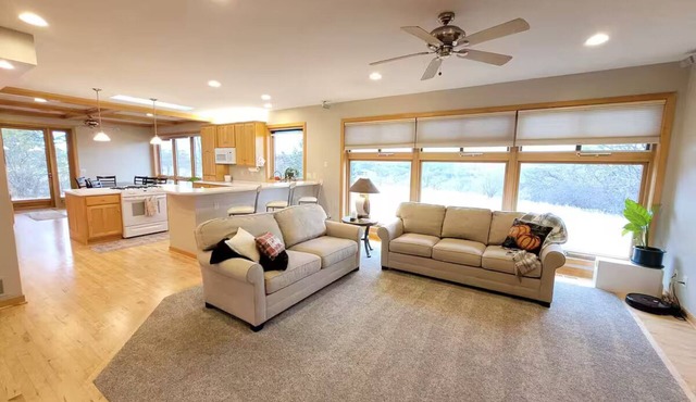 Beautiful, Private, Nature & Hot tub! 4 miles to Mayo