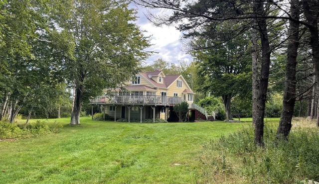 Beautiful private property, amazing views and sunsets. Pet/family friendly