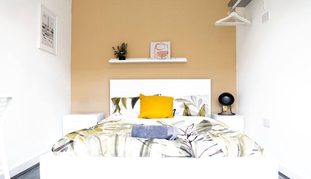 Beautiful Private Room 1 in a Modern House near Centre