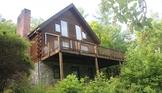 Beautiful Private Log Cabin Nestled In A Gated Community With Mountain Views.
