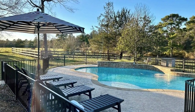 Beautiful Private 30 Acre Nature Retreat/PoolnIdeal for family/groups sleeps 16