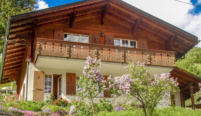 Beautiful private villa for 6 guests with WIFI, TV, patio and parking