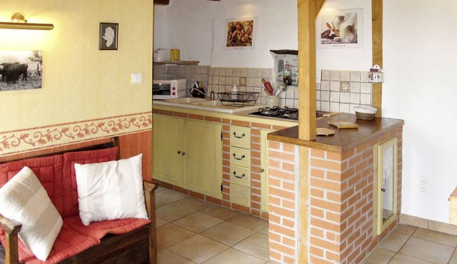 Beautiful private villa for 2 guests with WIFI, TV, patio, pets allowed and parking