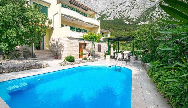 Beautiful private villa for 8 people with WIFI, private pool, A/C, TV and patio