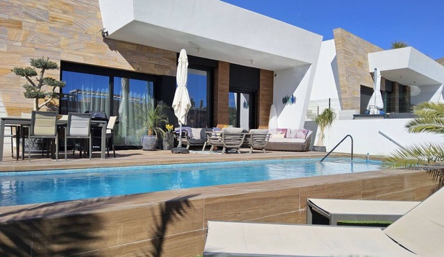 Beautiful private villa for 6 guests with A/C, WIFI, private pool, TV, patio and panoramic view