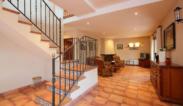 Beautiful private villa for 8 guests with private pool, TV, patio, pets allowed and panoramic view