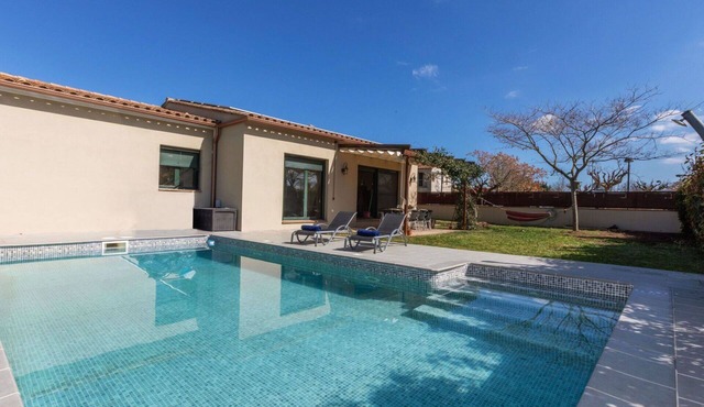 Beautiful private villa for 8 people with private pool, WIFI, A/C, TV, patio and pets allowed