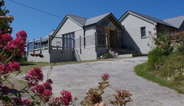 Beautiful private villa for 6 people with WIFI, TV, patio and parking