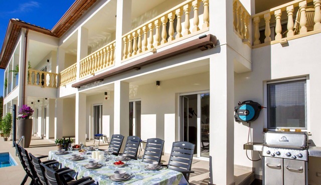 Beautiful private villa with WIFI, A/C, private pool, TV, patio, pets allowed and panoramic view
